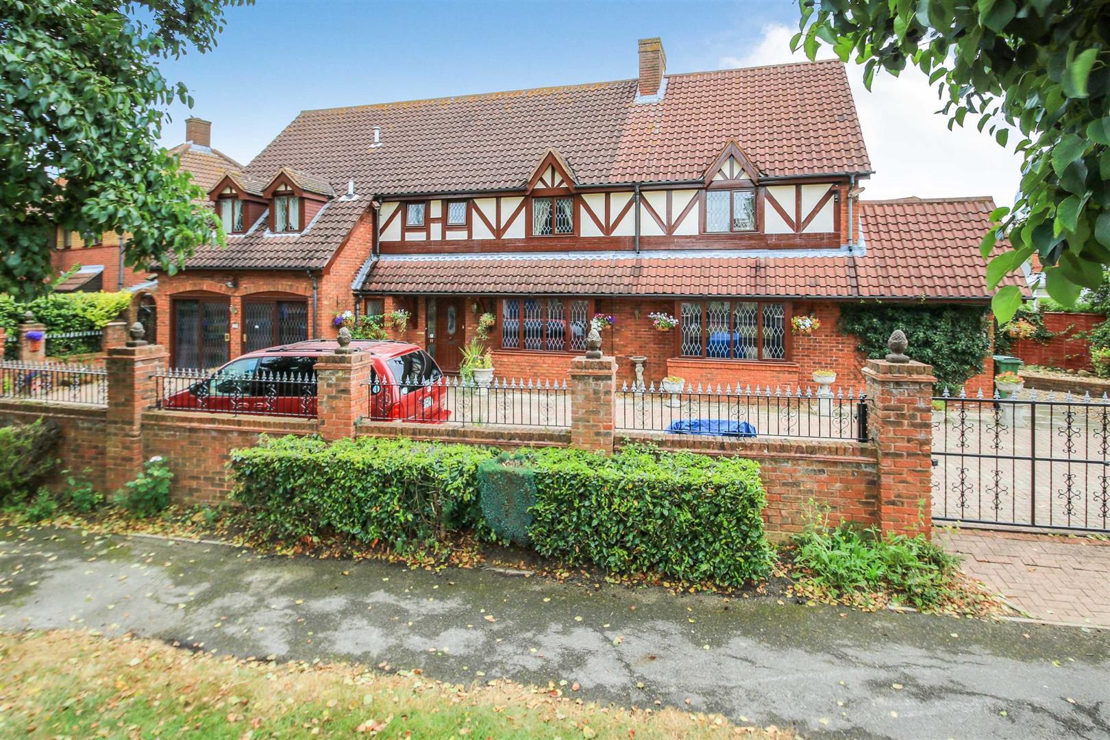 5 bed property in Willen Park Avenue., Milton Keynes